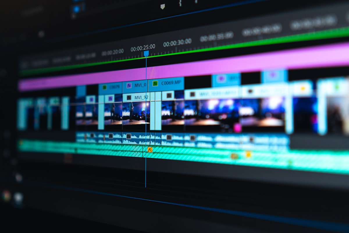 Professionelles Filmstudio mit warmem Licht und hochwertiger Kameraausstattung